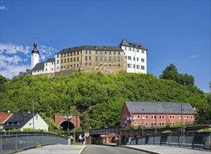 Town view and upper castle, residential town of Greiz, Thuringia, Germany, Europe