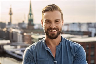 A man with a beard smiles into the camera, behind him is a cityscape at sunset, ai generated, KI