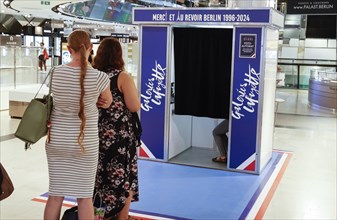 Customers can have a souvenir photo taken at Galeries Lafayette. After 28 years, the Galeries