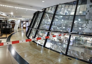 Empty sales shelves in the Galeries Lafayette, after 28 years the Galeries Lafayette on Berlin's