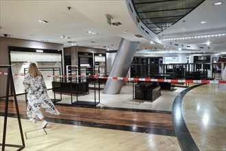 Empty sales shelves in the Galeries Lafayette, after 28 years the Galeries Lafayette on Berlin's