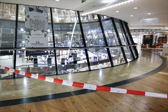 Empty sales shelves in the Galeries Lafayette, after 28 years the Galeries Lafayette on Berlin's