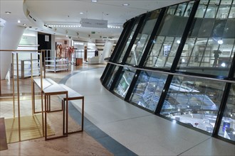 Empty sales shelves in the Galeries Lafayette, after 28 years the Galeries Lafayette on Berlin's