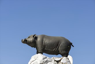 Saha Chat Monument (also: Pig Monument) a monument on Khlong Lot opposite Wat Ratchabophit, Phra