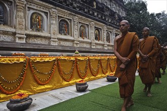 Buddhist monks circumambulating around the Mahabodhi temple (Bodhgaya, India), The Mahabodhi temple