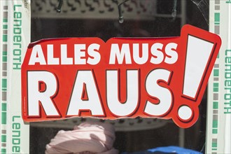 Sign Alles muss Raus, clearance sale on a shop window, Oldenburg in Oldenburg, Lower Saxony,