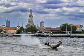 Thonburi Pagoda of Wat Arun and water taxi, Bangkok, Thailand, Asia