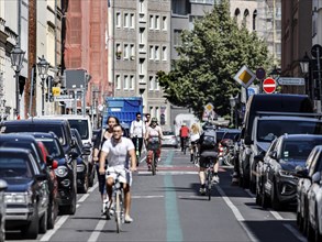 Cyclist and e-scooter scooter on the road in a bicycle street in Berlin Mitte, 30.07.2024, Berlin,