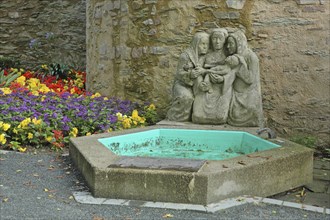 Rubens Fountain by Hermann Kuhmichel 1935, sculpture, three, woman, mother, stone, infant, carry,