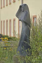 Sculpture Die Ausschauende by Hermann Kuhmichel 1959, woman, bronze, look, look, look, arm, top,