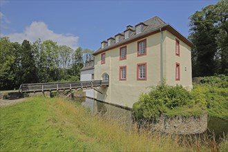 Moated castle built in the 15th century with wooden bridge and pond, Hainchen, Netphen,