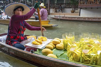 Fruit vendor at Damnoen Saduak Floating Market near Bangkok, Thailand, Asia