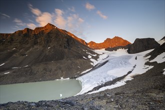 Kaskasavagge valley with Kaskapakte glacier and mountains, Kaskasatjakka mountain, glacial lake