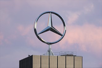 Merdedes star, Daimler, Mercedes-Benz, Group headquarters, evening atmosphere,