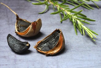 Black fermented garlic, garlic cloves