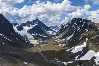 Kaskasavagge valley with Kaskapakte glacier and mountains, Kaskasatjakka mountain, Kuopertjakka and