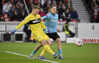 Goalkeeper Alexander Nuebel VfB Stuttgart (33) against Florian Wirtz Bayer 04 Leverkusen (10)