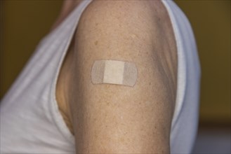 Woman vaccinated with a corona agent with vaccine patch