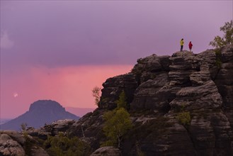 Schrammstein Aussicht in the Elbsandsteingebirge.Leictsinnige Wander clamber around unsecured on