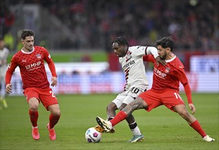 One-on-one, action, Kevin Sessa 1. FC Heidenheim 1846 FCH (16) against Jeremie Frimpong Bayer 04