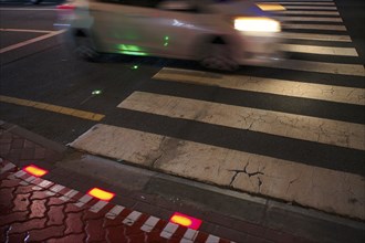 Night shot, pedestrian crossing, zebra crossing, against smartphone junkies, with ground traffic