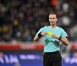 Referee Bastian Dankert, gesture, gesture, shows yellow card, warning, Voith-Arena, Heidenheim,