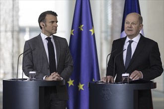 Olaf Scholz (SPD), Federal Chancellor, Emmanuel Macron, President of France, at a press conference