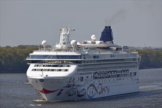 Cruise ship Norwegian Star of the shipping company Norwegian Cruise Line enters the port of Hamburg