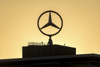 Merdedes star, Daimler, Mercedes-Benz, corporate headquarters, evening atmosphere, after sunset,