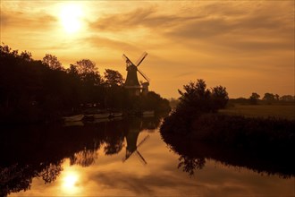 Twin mills at the Old Greetsiel Lowland at sunrise, Greetsiel, Krummhörn, East Frisia, Lower