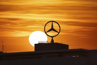 Mercedes star on Mercedes Benz branch in Stuttgart, sunset, Baden-Württemberg, Germany, Europe