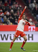 Goal celebration, cheering Thomas Müller FC Bayern München FCB (25) Advertising banner WÜRTH, Logo,