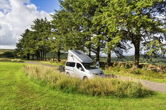 Campervan with pop-up roof, pop-up roof with solar panel, Nissan NV200 minicamper, camping. Bodmin