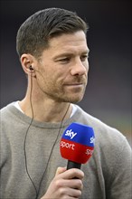 Coach Xabi Alonso Bayer 04 Leverkusen portrait, interview, microphone, mike, logo, SKY,