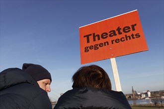 Demonstrators with banner Theatre against the right, large demonstration against right-wing