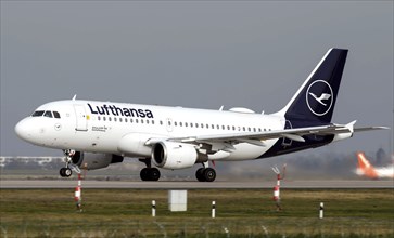 Take-off of a Lufthansa Airbus A319 at BER Berlin Brandenburg Airport, Schönefeld, 13 November 2020