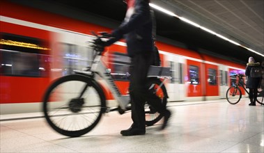 Underground incoming S-Bahn, train, platform, stop, Stadtmitte station, public transport, movement