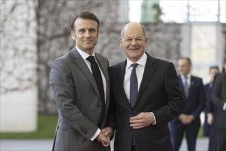 Federal Chancellor Olaf Scholz (SPD) welcomes Emmanuel Macron, President of France, to the Federal