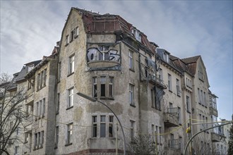 Vacant ruined house, Hindenburgdamm, Gardeschützenweg, Lichterfelde, Steglitz-Zehlendorf, Berlin,