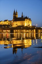 The Elbe in Meissen is slightly high water after the snow has melted, the Burgberg is reflected in