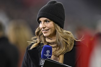 Sports presenter, presenter Laura Wontorra, portrait, cap, with microphone, microphone, DAZN, logo,