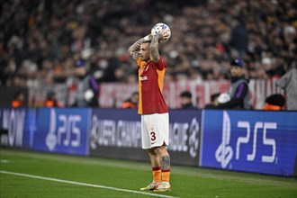 Throw-in action Angelino Galatasaray Istanbul (03), Champions League, Allianz Arena, Munich,