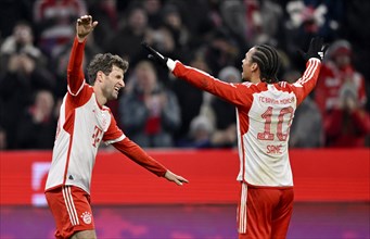 Goal celebration, cheering Thomas Müller FC Bayern München FCB (25) Leroy Sané FC Bayern München