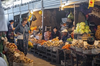 Stalls selling fruit and vegetables at the Osh Bazaar, Bishkek, Kyrgyzstan, Asia