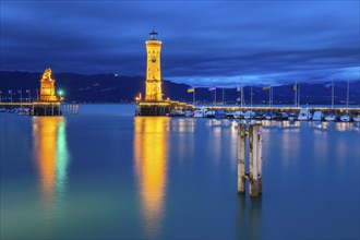 Lindau harbour to the Blue Stundnsee, New Lindau Lighthouse, Lion's Pier, Mangtower, clouds, boats,