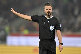 Referee Referee Daniel Schlager, Gesture, Gesture, Voith-Arena, Heidenheim, Baden-Württemberg,