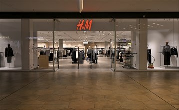 Interior shot H & M Hennes & Mauritz, Das Gerber, logo, shopping centre, shopping mall, Stuttgart,