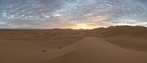 Sunrise in the desert, dunes, Erg Chebbi, Sahara, Merzouga, Morocco, Africa