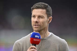 Coach Xabi Alonso Bayer 04 Leverkusen portrait, interview, microphone, mike, logo, SKY,