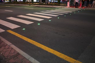 Night shot, pedestrian crossing, zebra crossing, against smartphone junkies, with ground traffic